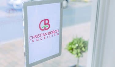 Logo Immobilien Christian Borch im Schaufenster