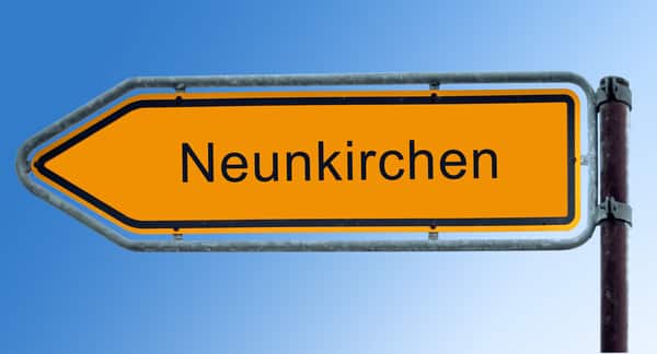 Wegweisendes Straßenschild zu Neunkirchen