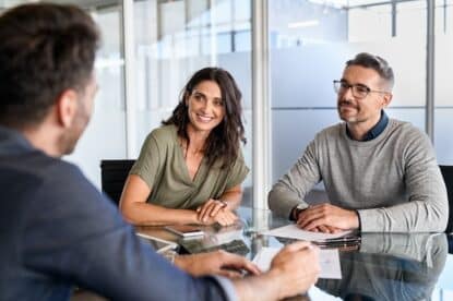 Ehepaar wird in einem Büro vom Anwalt/Makler beraten